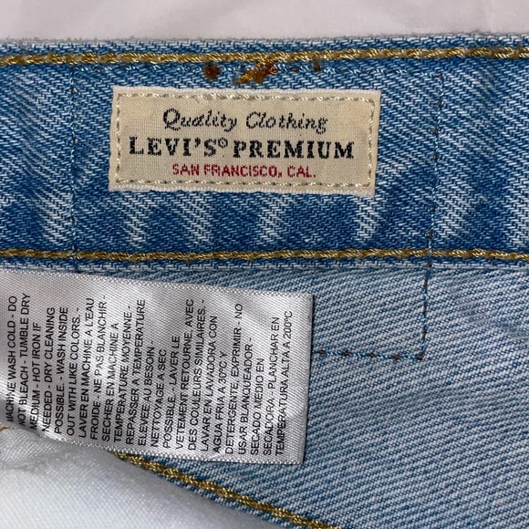 LEVIS HIGH RISE RIPPED SHORTS SIZE W26 - Picture 4 of 6